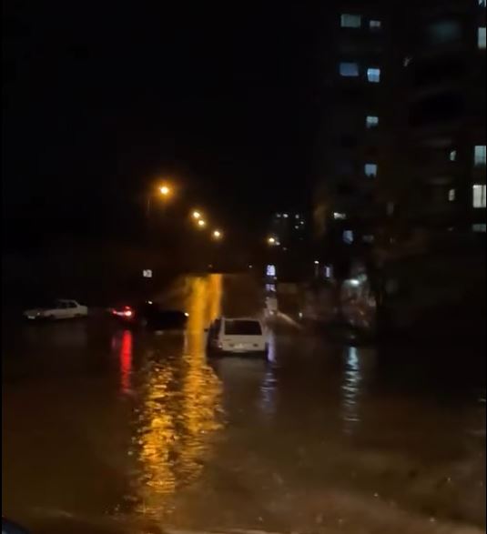 Adana’da etkili olan şiddetli sağanak yağış nedeniyle ana yollar suyla