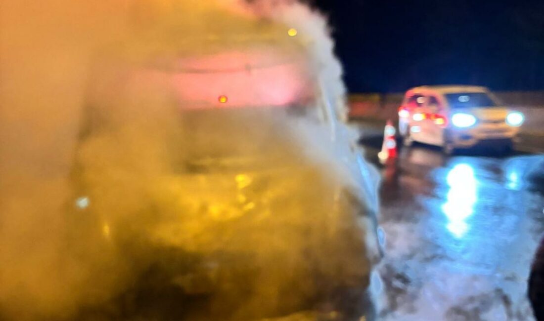 Seyir Halindeyken Yanmaya Başlayan Araç Kullanılamaz Hale Geldi Adana’nın Pozantı