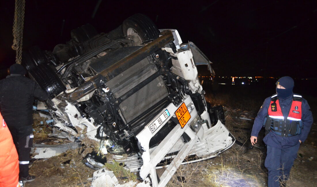 Aksaray-Konya kara yolunda kontrolden çıkarak bariyere çarpan ve devrilen et