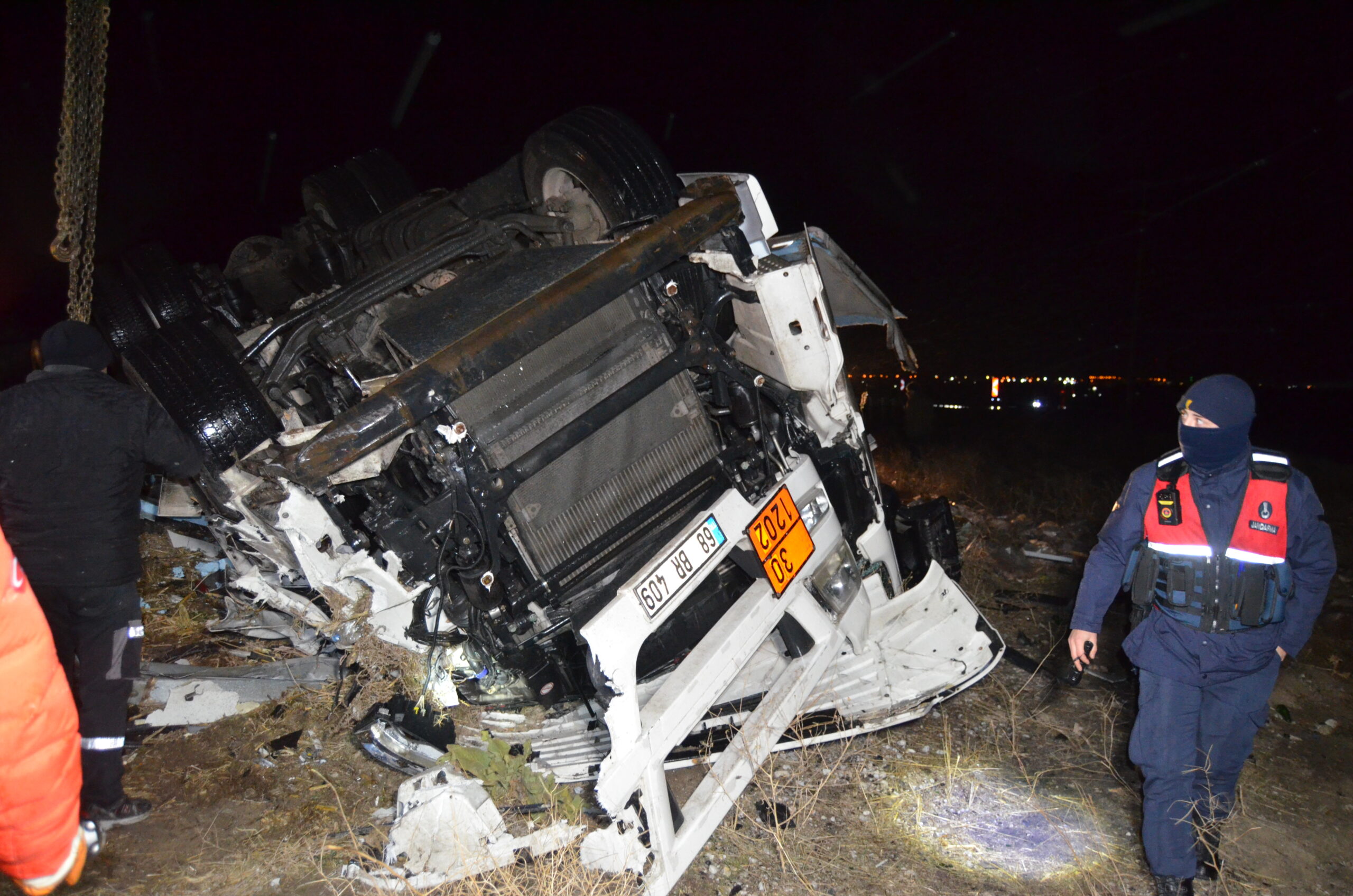 Aksaray-Konya kara yolunda kontrolden çıkarak bariyere çarpan ve devrilen et