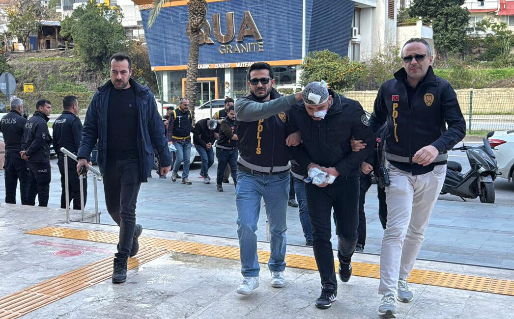 Antalya’nın Alanya ilçesinde, aralarında alacak verecek meselesi nedeniyle husumet bulunan