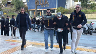 Antalya’nın Alanya ilçesinde, aralarında alacak verecek meselesi nedeniyle husumet bulunan
