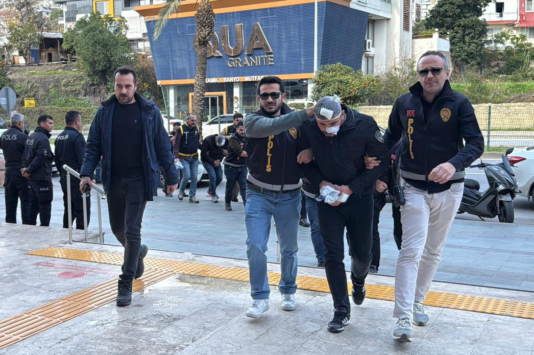 Antalya’nın Alanya ilçesinde, aralarında alacak verecek meselesi nedeniyle husumet bulunan