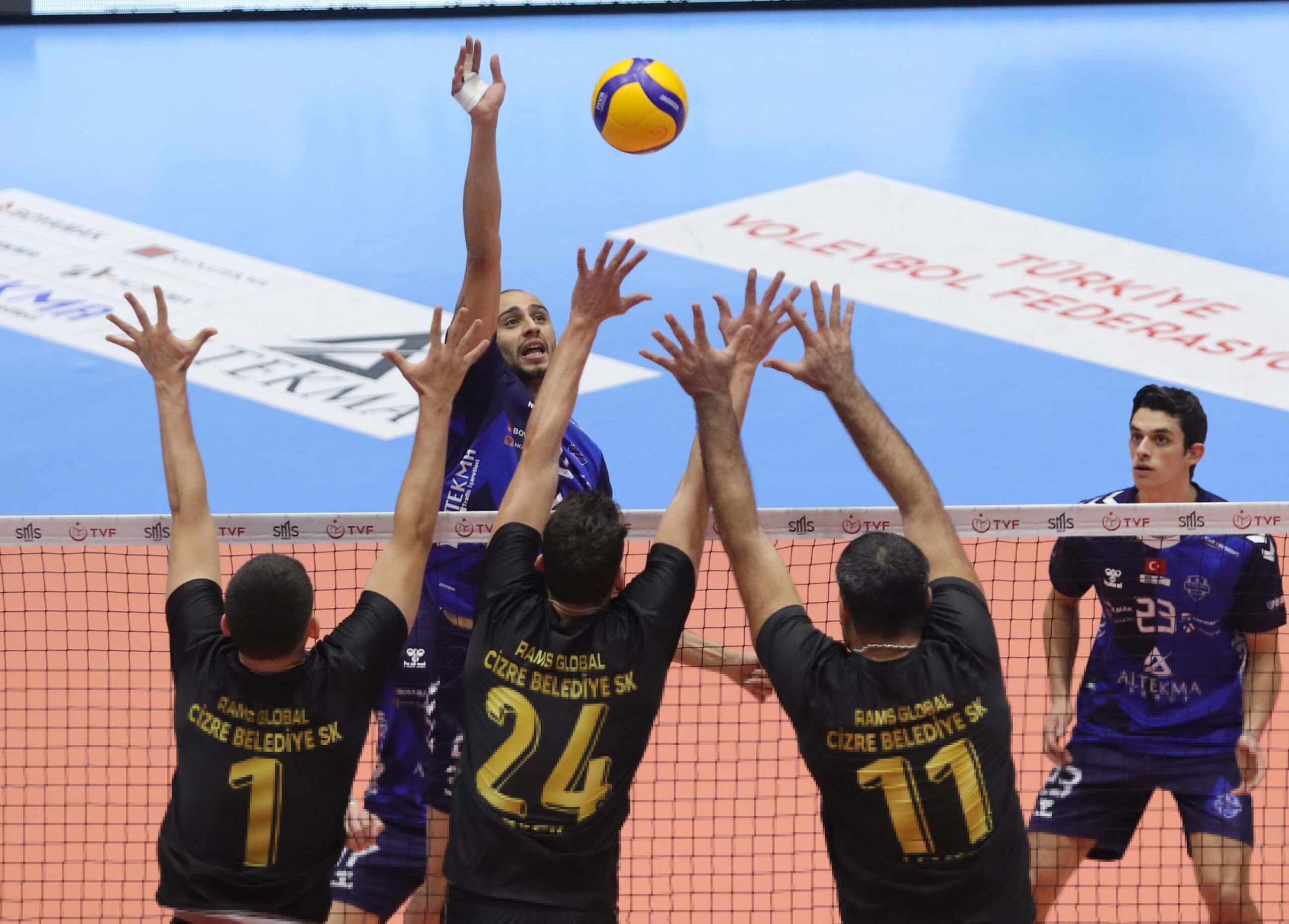 SMS Grup Efeler Ligi’nde heyecan 16’ncı hafta karşılaşmalarıyla devam ediyor.