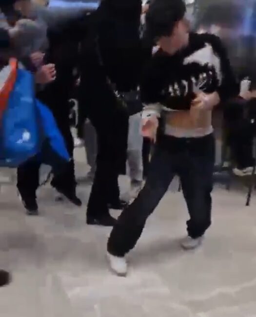 Ankara’nın Etimesgut ilçesindeki bir alışveriş merkezinde, 18 yaşından küçük iki