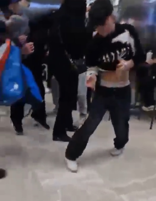 Ankara’nın Etimesgut ilçesindeki bir alışveriş merkezinde, 18 yaşından küçük iki