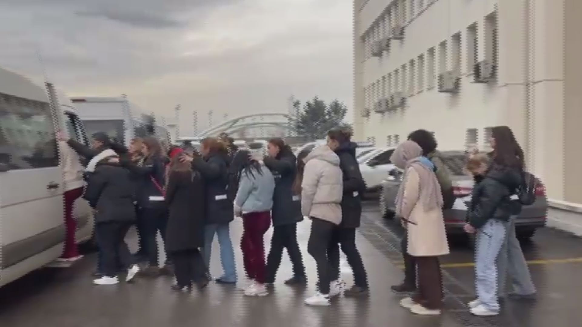 Ankara’da sosyal medya üzerinden tanıştıkları erkekleri buluşma vaadiyle eğlence mekanlarına