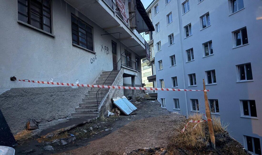 Ankara’nın Altındağ ilçesinde, bitişik parseldeki inşaat çalışması sırasında temeli açığa