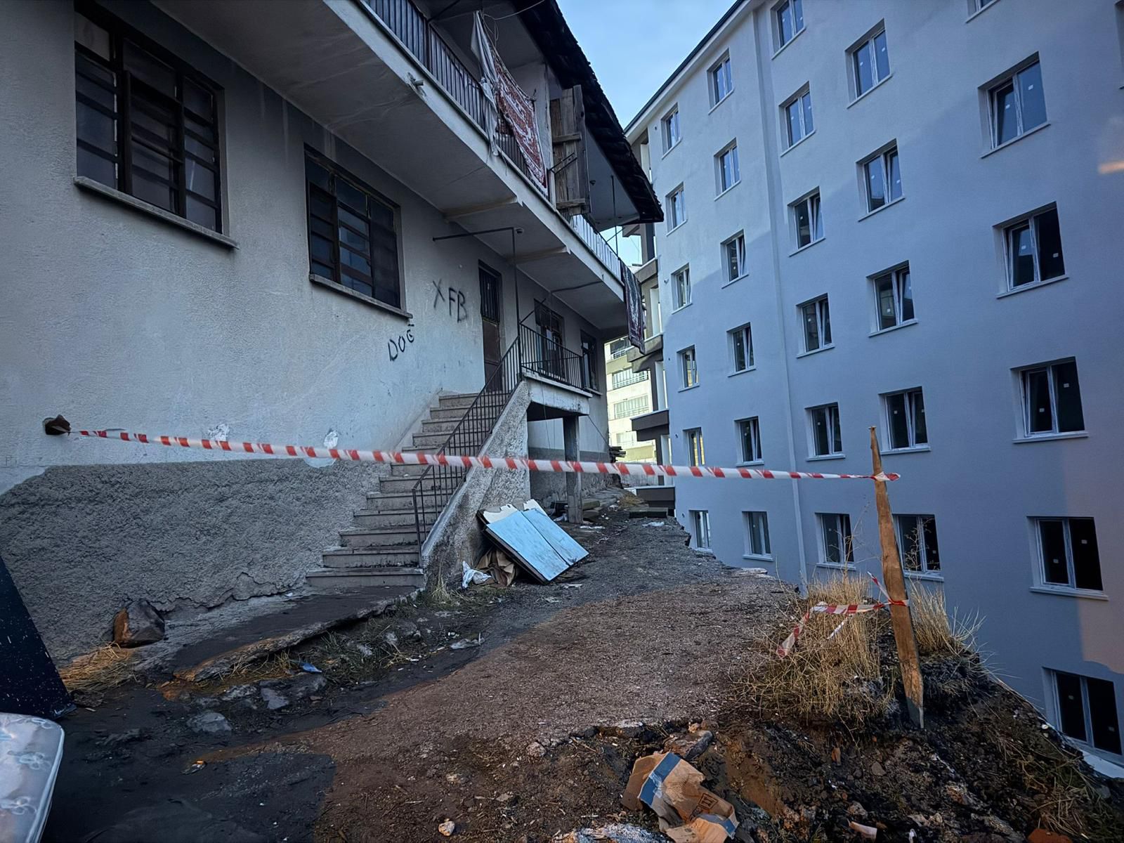 Ankara’nın Altındağ ilçesinde, bitişik parseldeki inşaat çalışması sırasında temeli açığa