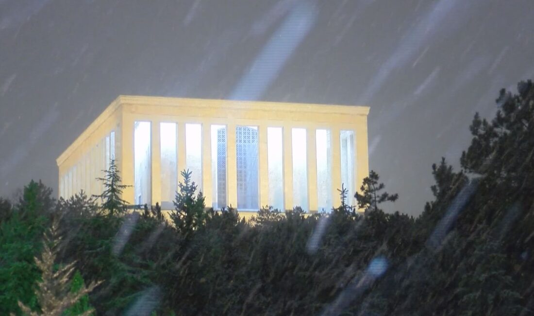 Başkent Ankara’da gece saatlerinde başlayan kar yağışı, kentin simge noktalarını