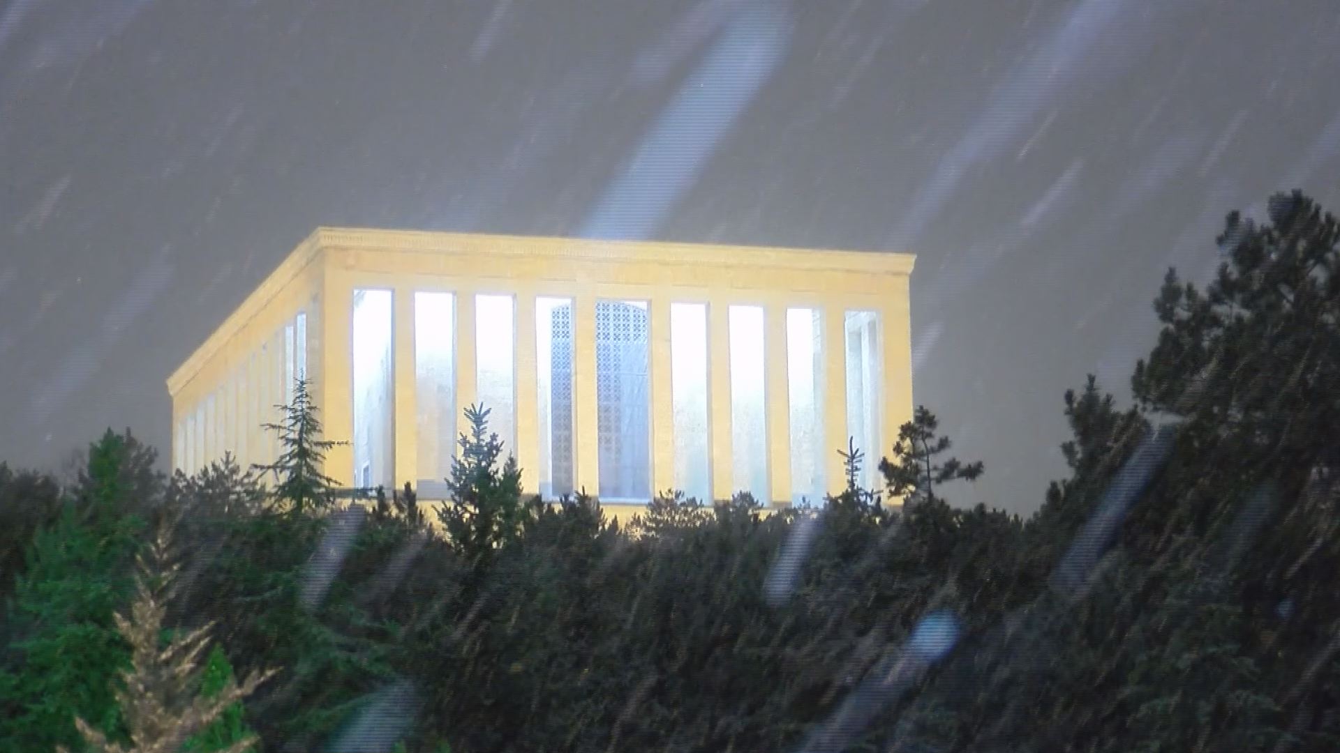 Başkent Ankara’da gece saatlerinde başlayan kar yağışı, kentin simge noktalarını