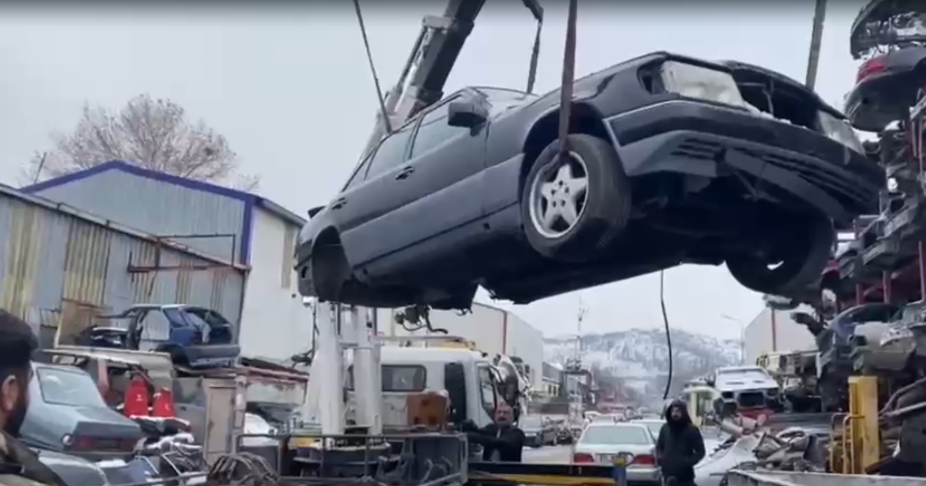 Ankara’da yurt dışından getirilen araçları parçalayarak piyasaya sürdüğü iddia edilen