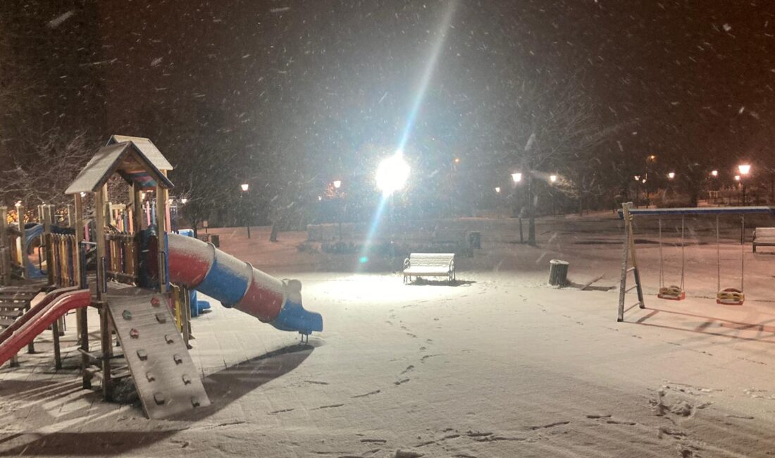 Ankara’da gece saatlerinde başlayan kar yağışı, kentin yüksek kesimlerini beyaza