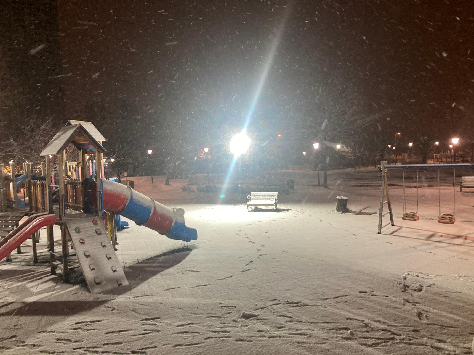 Ankara’da gece saatlerinde başlayan kar yağışı, kentin yüksek kesimlerini beyaza