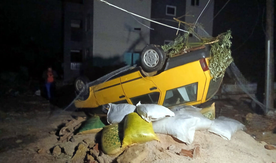 Antalya’nın Manavgat ilçesinde akşam saatlerinde meydana gelen hortum; evlerin çatılarını