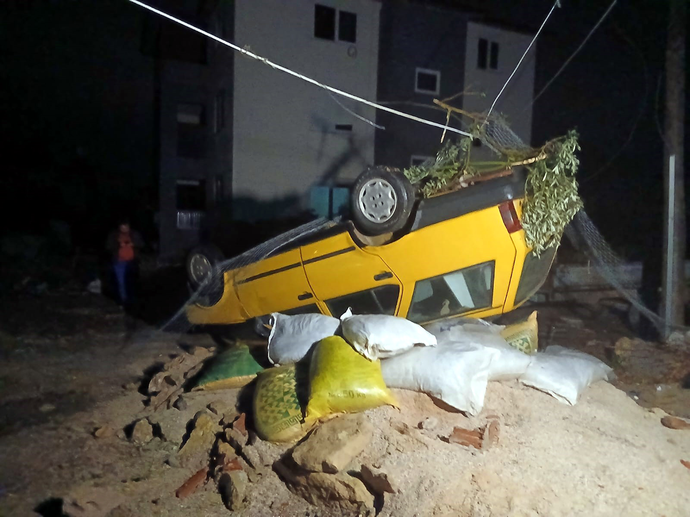 Antalya’nın Manavgat ilçesinde akşam saatlerinde meydana gelen hortum; evlerin çatılarını