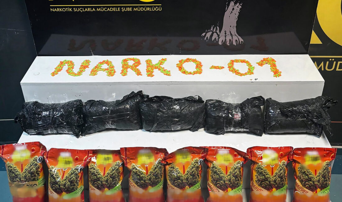 Adana’da polisin otoyolda durdurduğu bir otomobilin kapı döşemeleri içerisine gizlenmiş