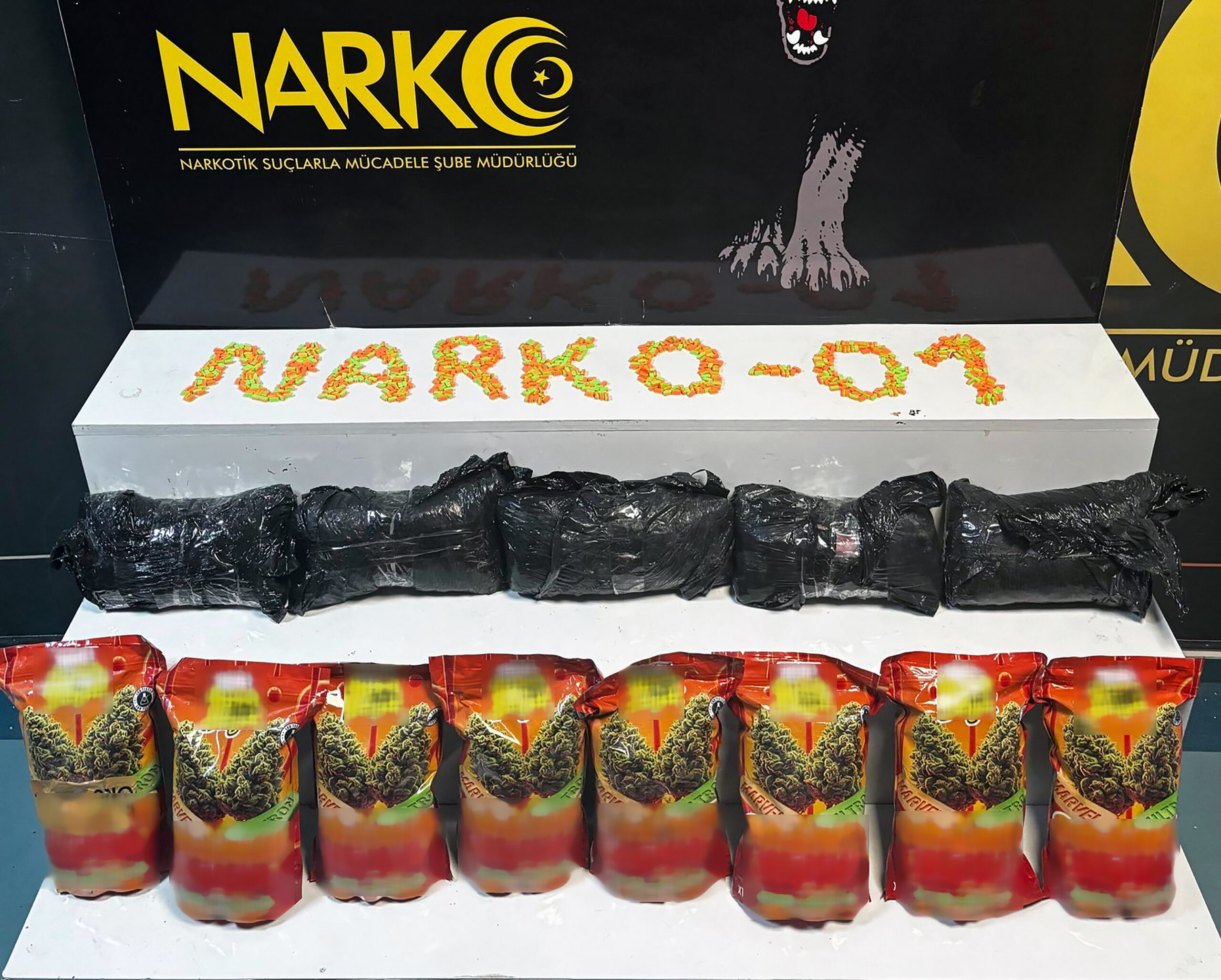 Adana’da polisin otoyolda durdurduğu bir otomobilin kapı döşemeleri içerisine gizlenmiş