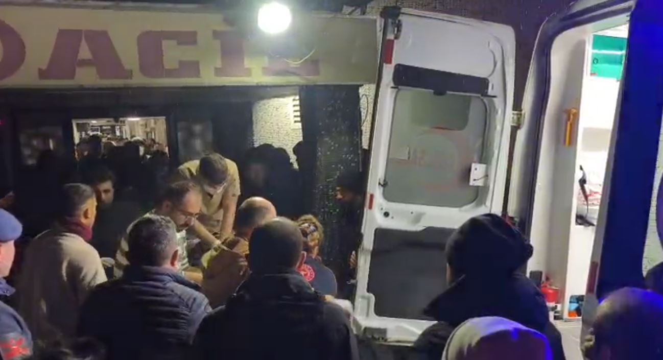 ARTVİN’in Ardanuç ilçesinde, kar yağışının ardından yolda oluşan buzlanma nedeniyle