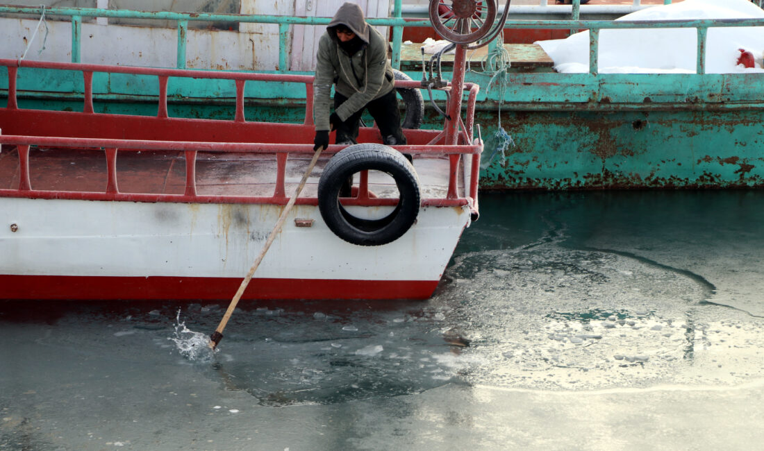 Van’ın Gevaş ilçesinde etkili olan aşırı soğuklar nedeniyle Van Gölü’nün