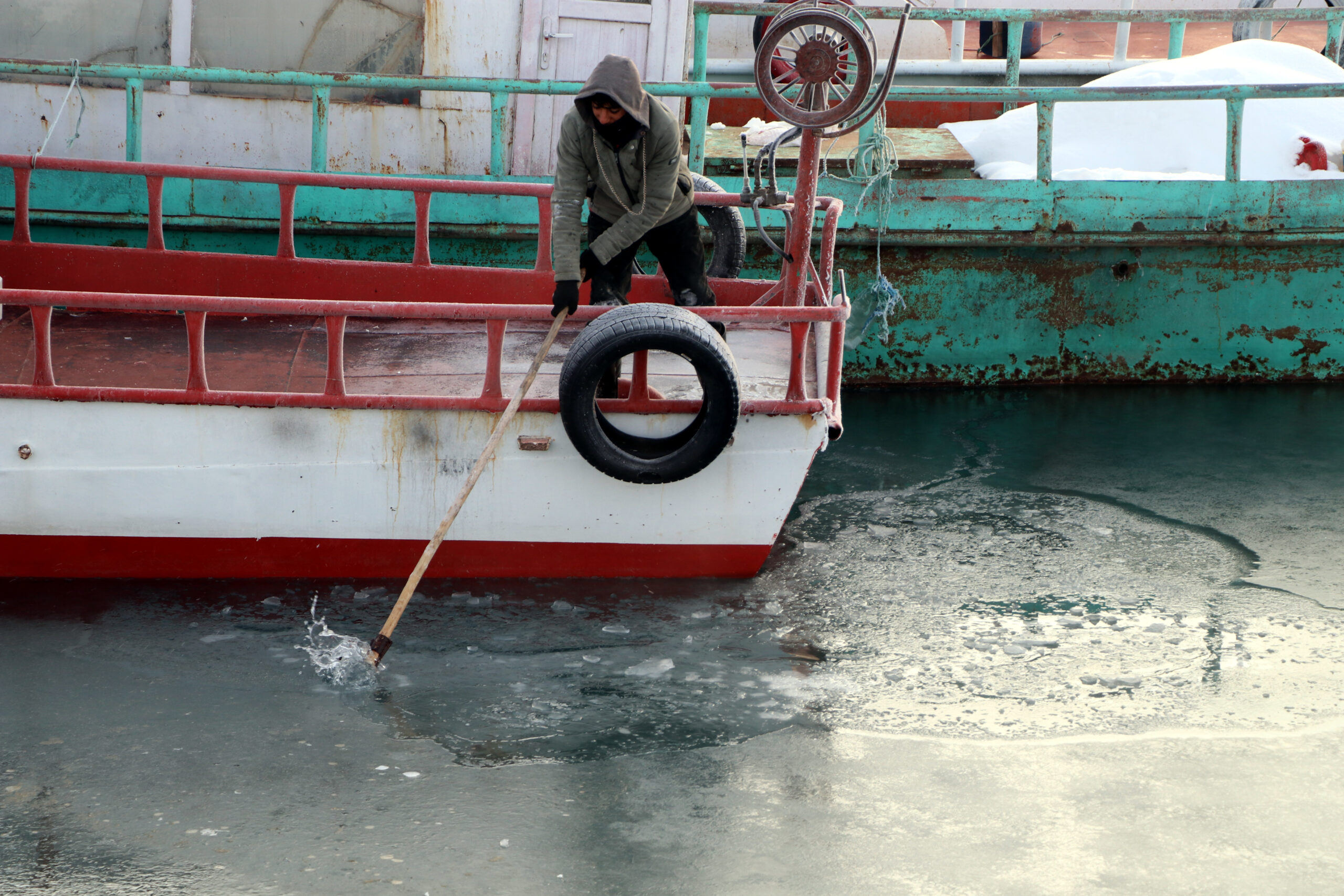 Van’ın Gevaş ilçesinde etkili olan aşırı soğuklar nedeniyle Van Gölü’nün