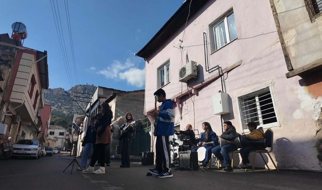 Usta sanatçı Barış Manço, vefatının 27’nci yıl dönümünde Adana’nın Kozan