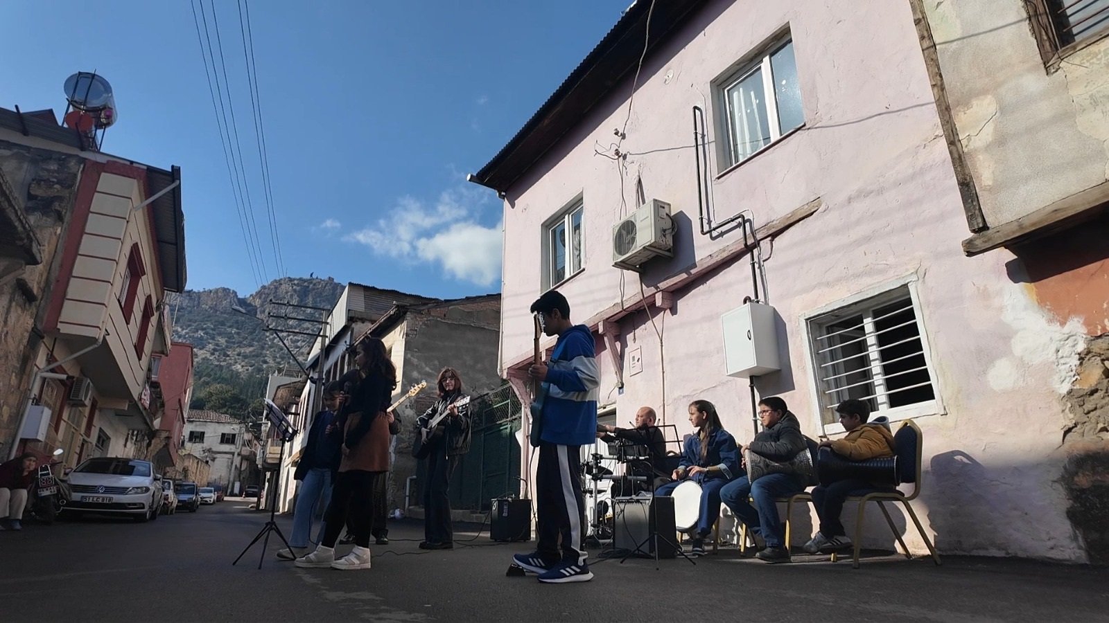 Usta sanatçı Barış Manço, vefatının 27’nci yıl dönümünde Adana’nın Kozan