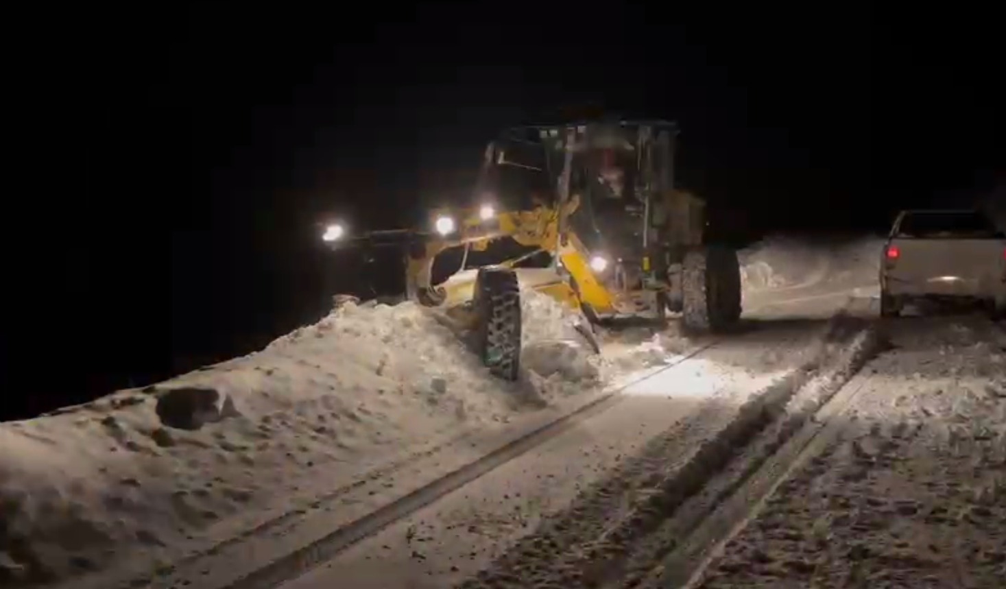 Bayburt genelinde etkili olan yoğun kar yağışı hayatı durma noktasına