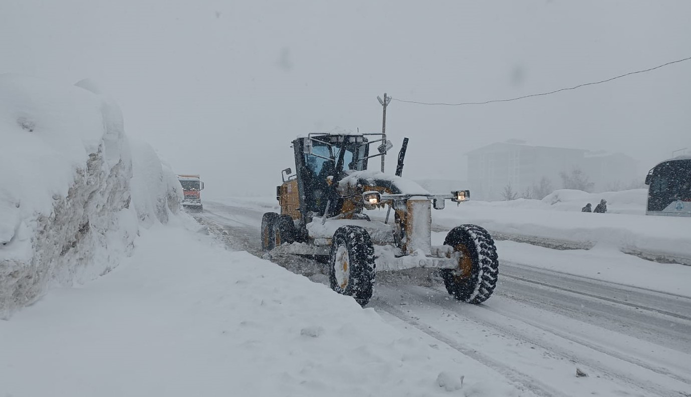 Bitlis genelinde etkili olan kar yağışı nedeniyle kapanan 211 köy
