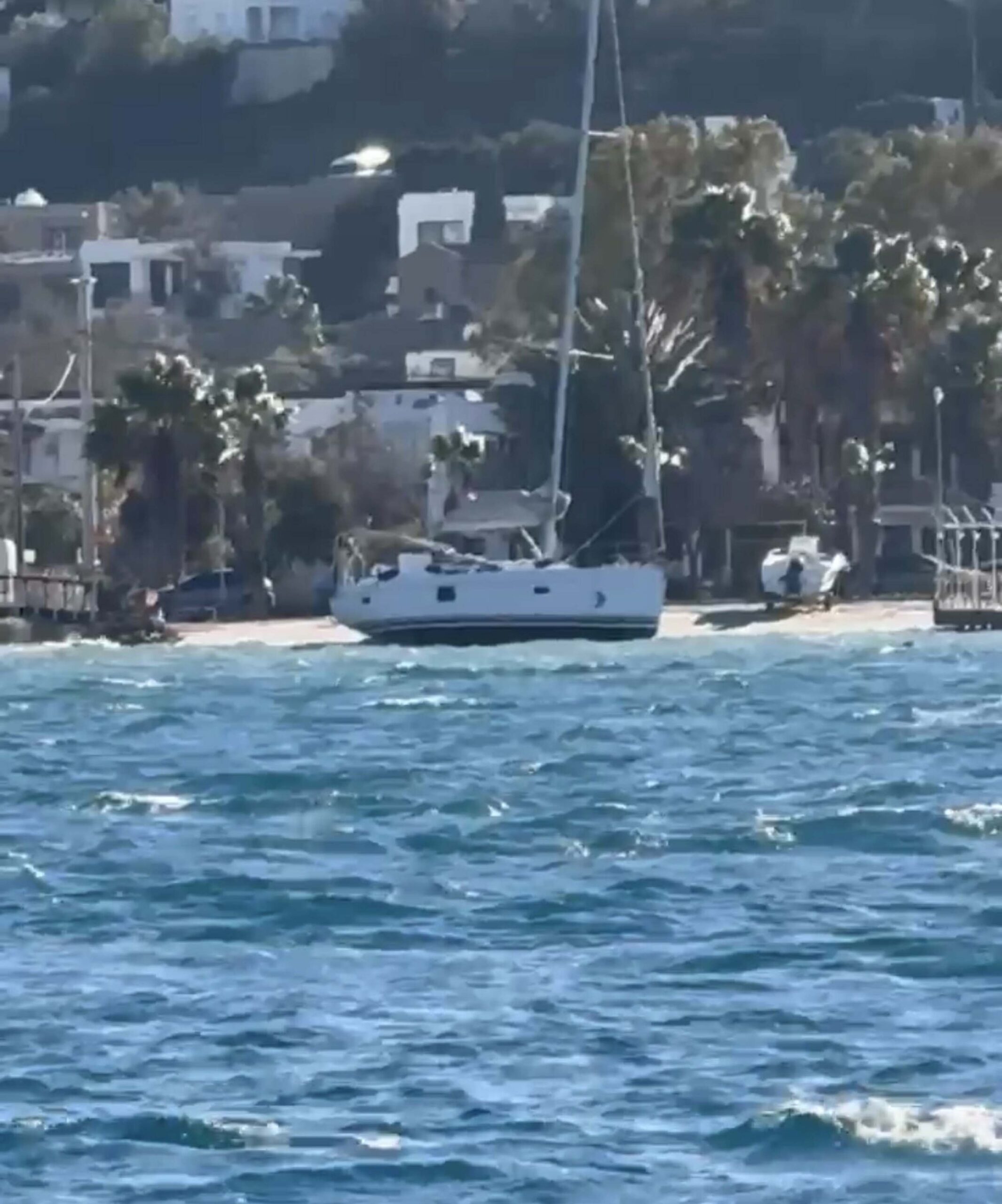 MUĞLA’nın Bodrum ilçesinde etkili olan fırtına ve şiddetli dalgalar hayatı