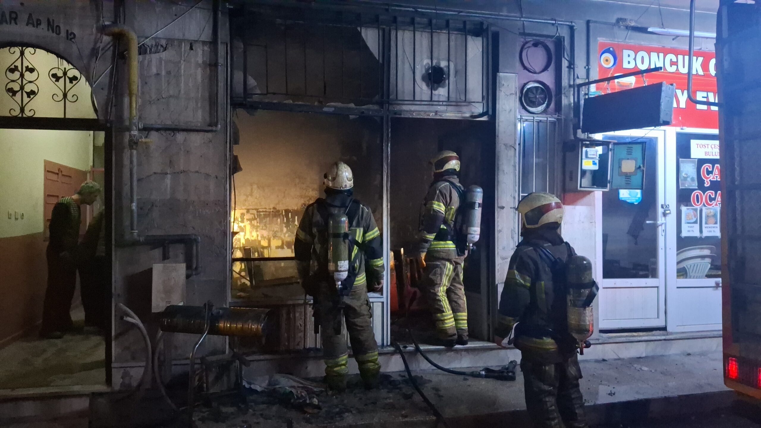 Bursa’nın Osmangazi ilçesinde bir çay ocağında çıkan yangın, itfaiye ekiplerinin