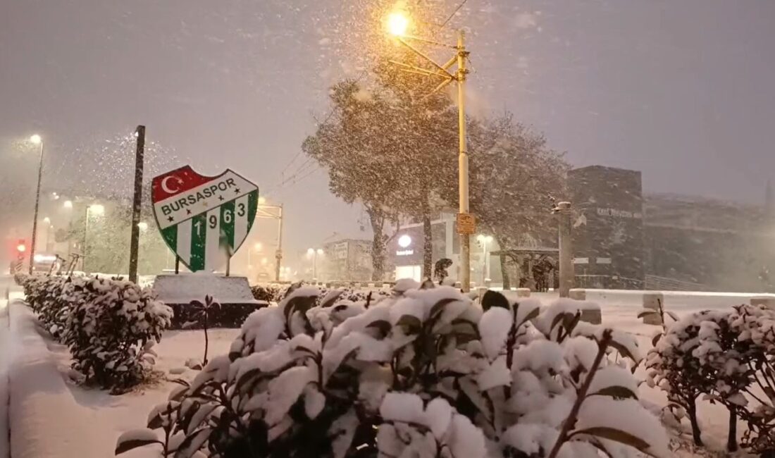 Kent Merkezinde Etkili Olan Kar Yağışı Ulaşımı Felç Ederken, Ekipler