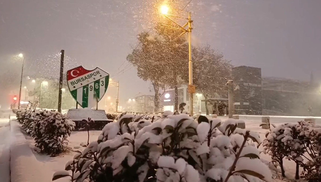 Kent Merkezinde Etkili Olan Kar Yağışı Ulaşımı Felç Ederken, Ekipler