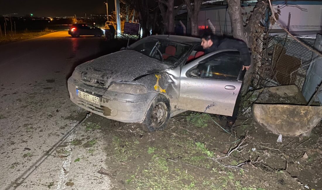 BURSA’nın İnegöl ilçesinde kontrolden çıkan bir otomobilin yol kenarındaki ağaca