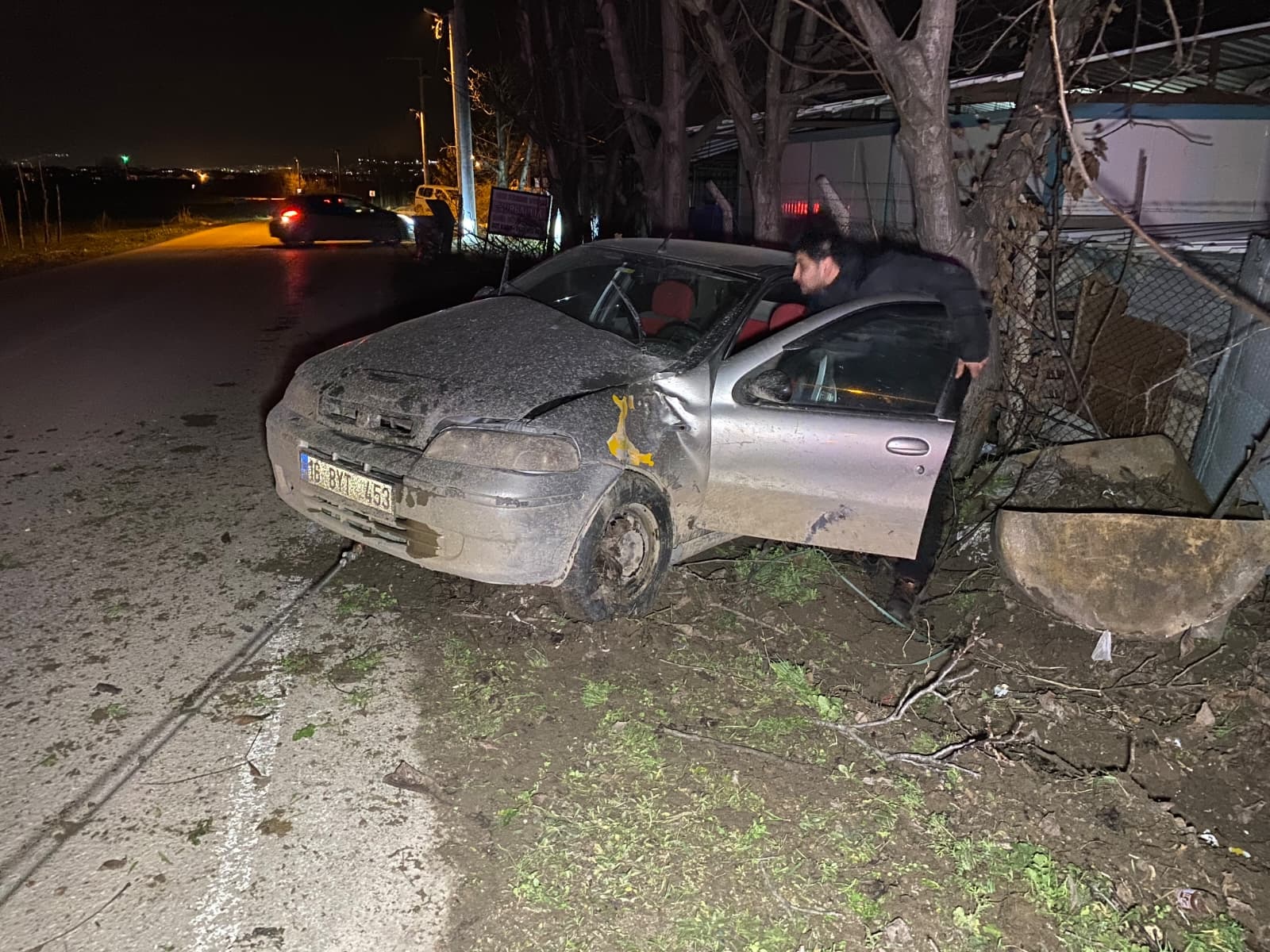 BURSA’nın İnegöl ilçesinde kontrolden çıkan bir otomobilin yol kenarındaki ağaca