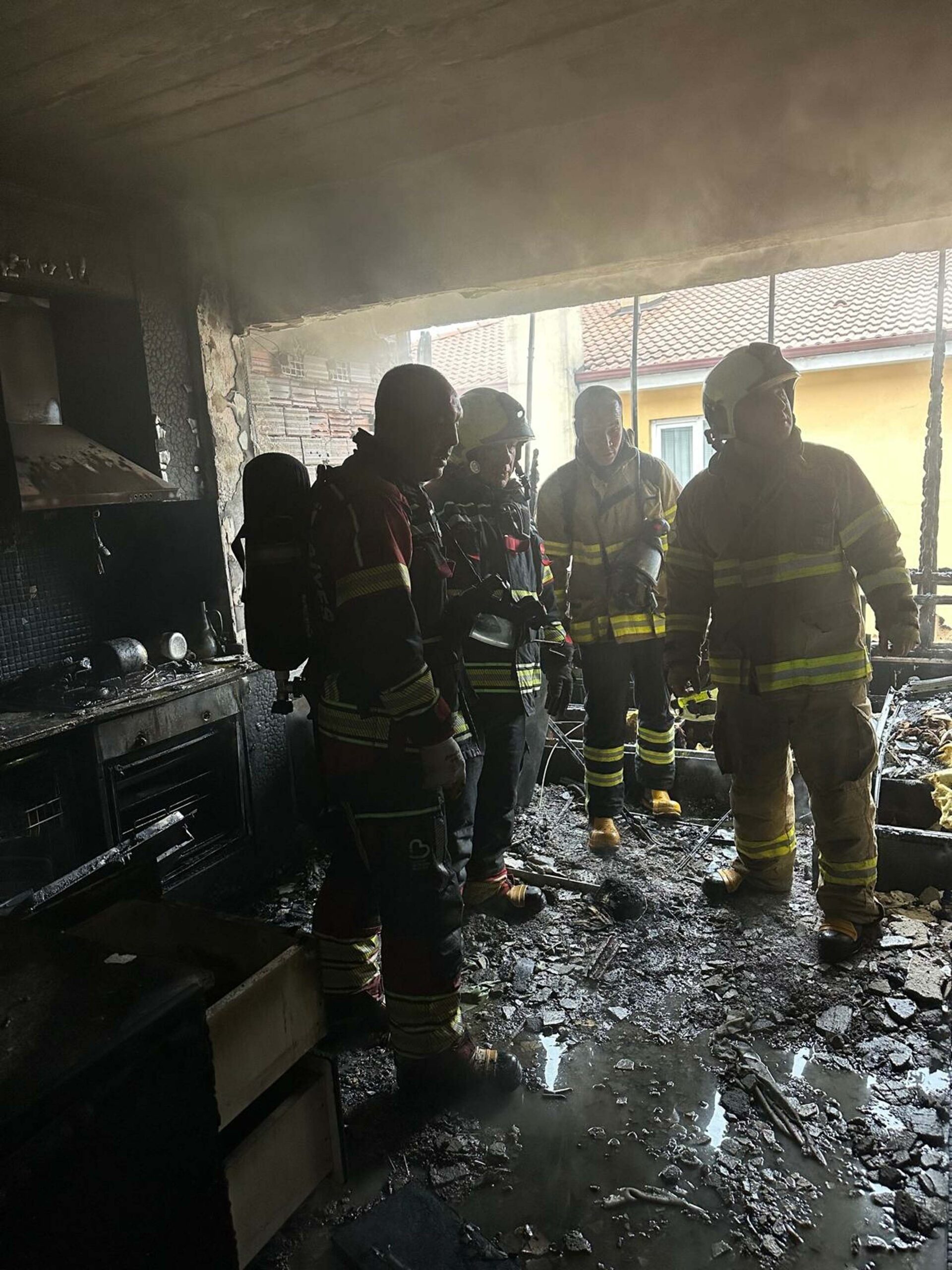 Balıkesir’in Ayvalık ilçesinde, bir apartman dairesinde buzdolabı motorunun patlaması sonucu