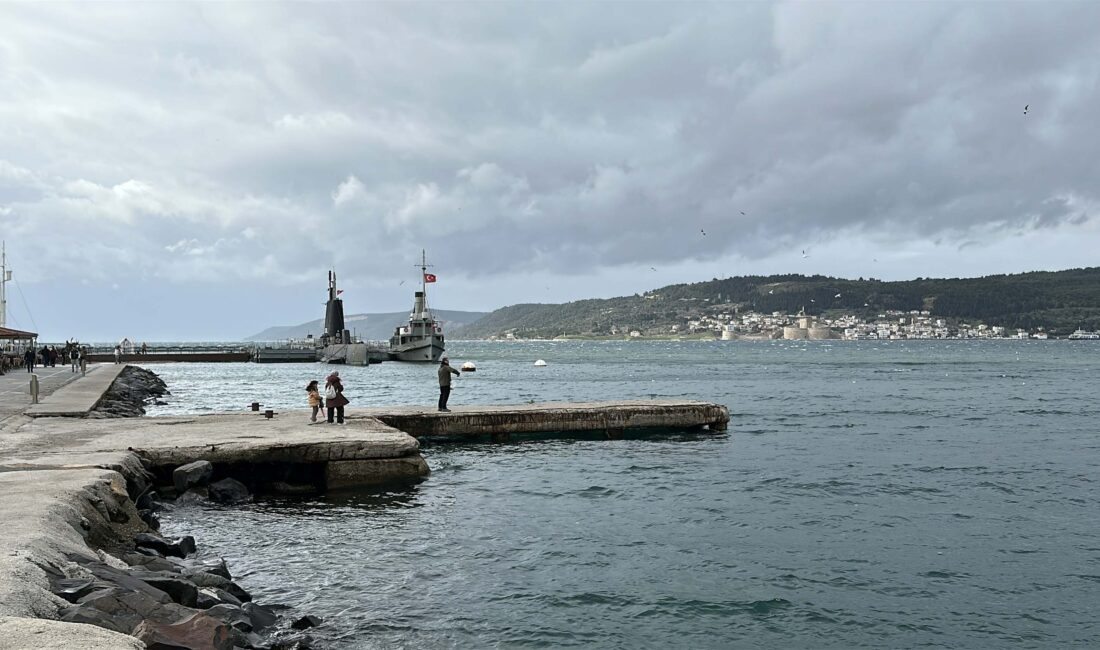 Çanakkale’de etkisini artıran şiddetli fırtına, deniz ulaşımında aksamalara neden oluyor.