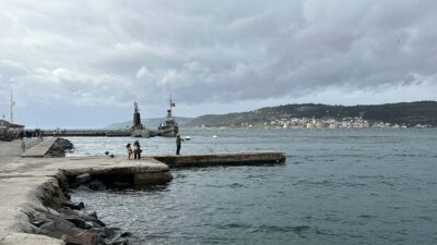 Çanakkale’de etkisini artıran şiddetli fırtına, deniz ulaşımında aksamalara neden oluyor.