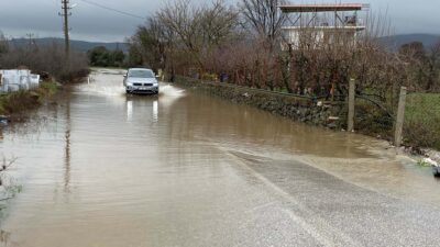 Çanakkale’nin Ayvacık ilçesinde sabah saatlerinden itibaren etkisini artıran şiddetli sağanak,