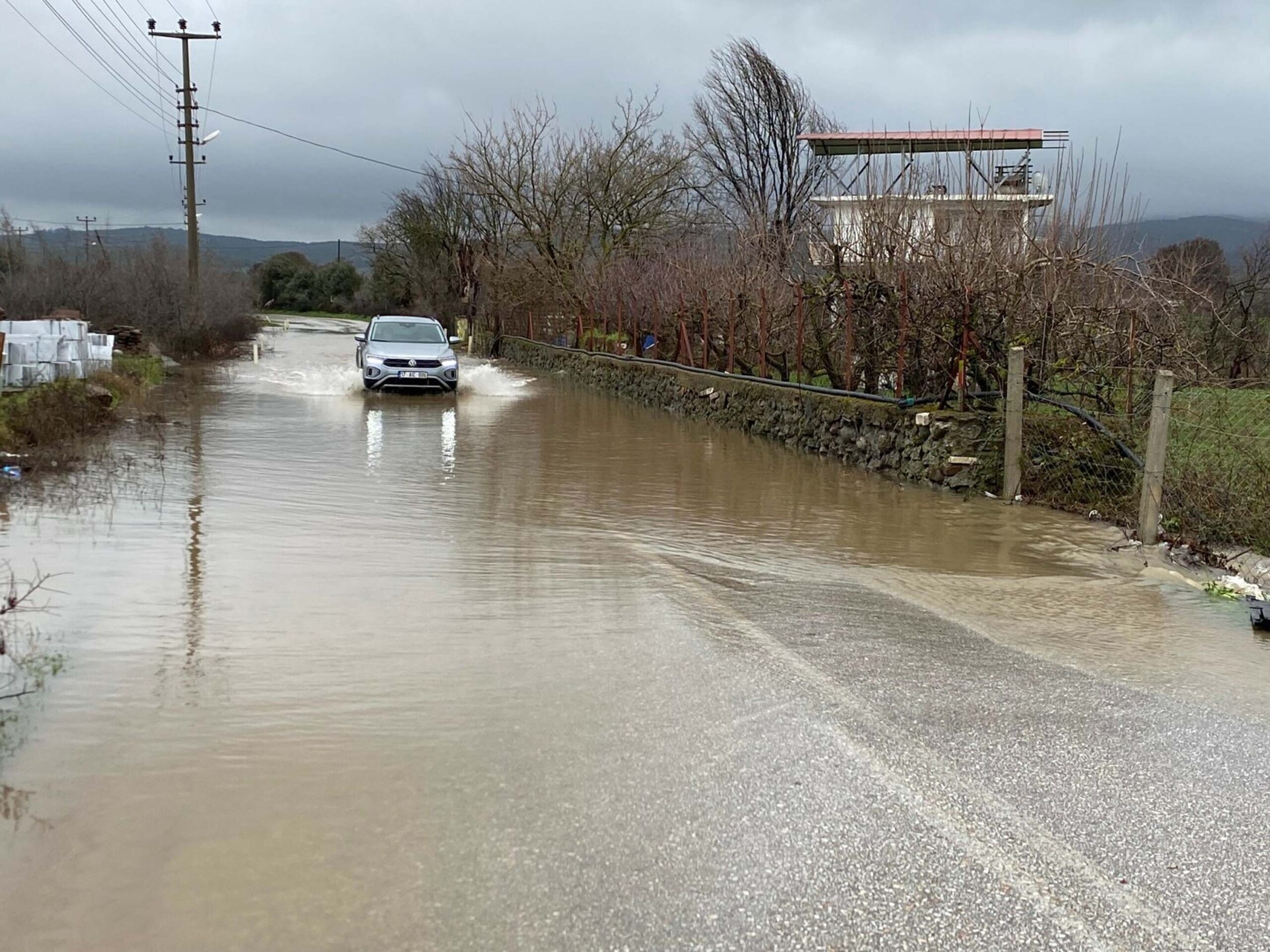 Çanakkale’nin Ayvacık ilçesinde sabah saatlerinden itibaren etkisini artıran şiddetli sağanak,
