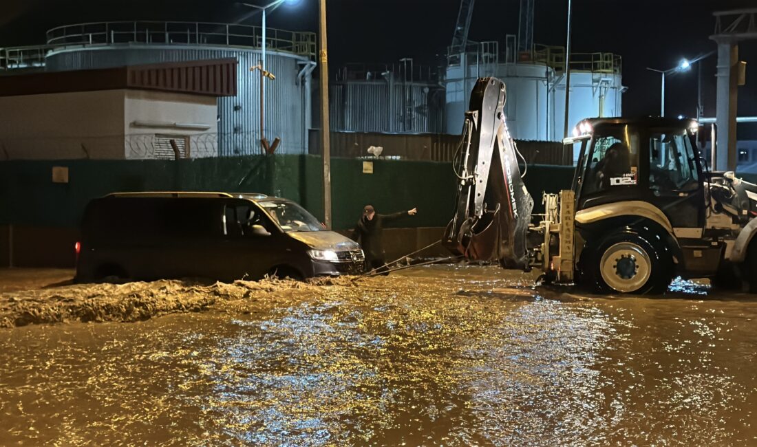 Meteoroloji Genel Müdürlüğü’nün uyarılarının ardından Çanakkale’de gece saatlerinde şiddetli sağanak