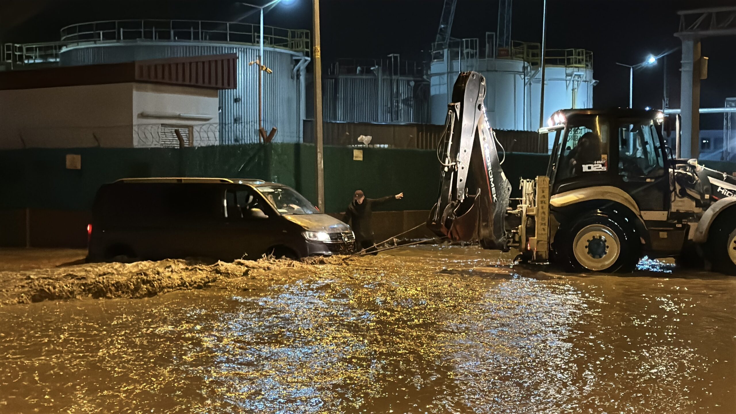 Meteoroloji Genel Müdürlüğü’nün uyarılarının ardından Çanakkale’de gece saatlerinde şiddetli sağanak