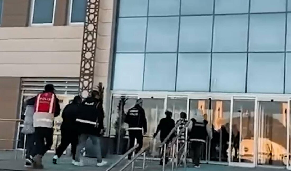 Çanakkale’de polis ekipleri tarafından uyuşturucu satışı ve tefecilik yaptıkları belirlenen