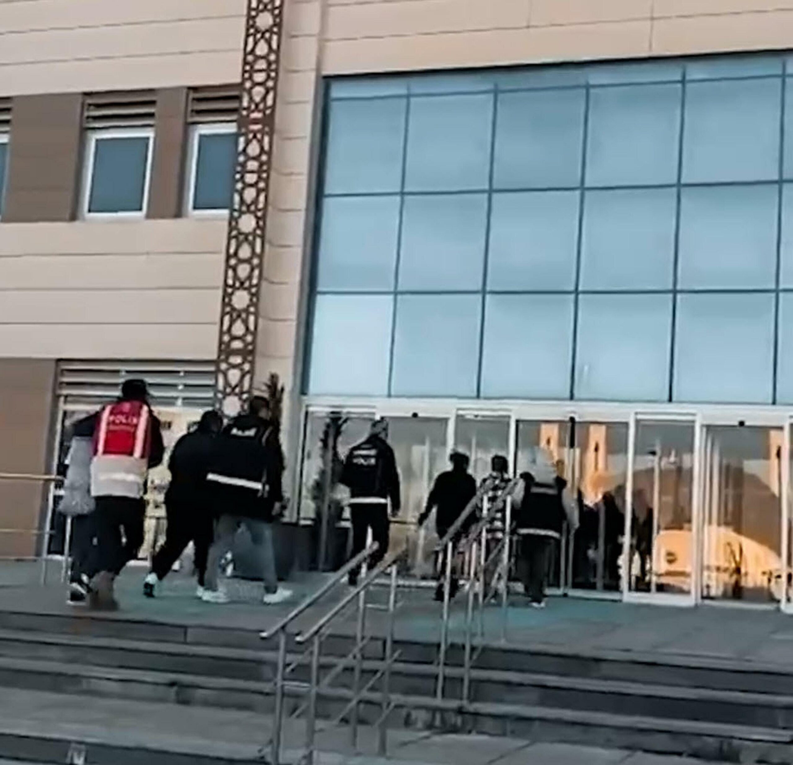 Çanakkale’de polis ekipleri tarafından uyuşturucu satışı ve tefecilik yaptıkları belirlenen