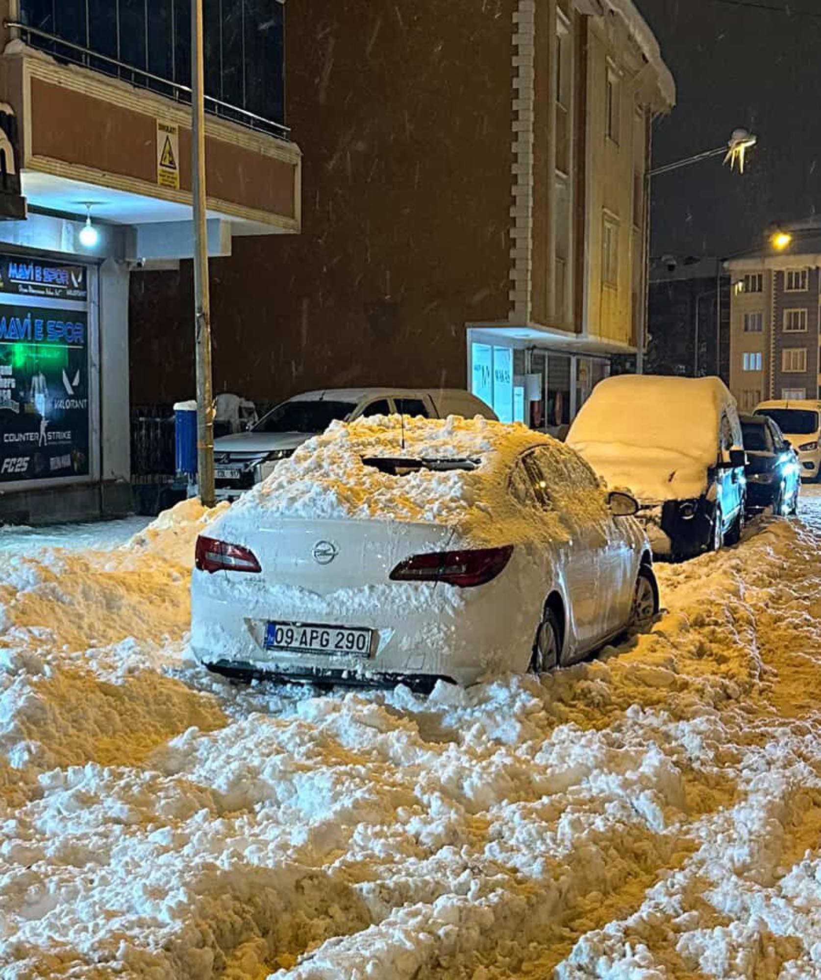 Muş’ta 5 katlı bir binanın çatısından düşen dev kar kütlesi,