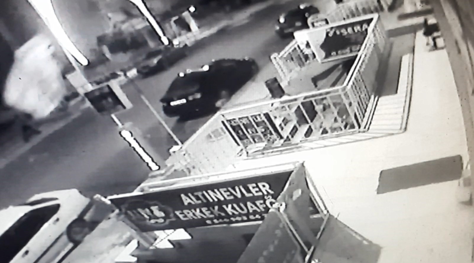 Kocaeli’nin Körfez ilçesinde sabah saatlerinden itibaren etkili olan kuvvetli rüzgar,