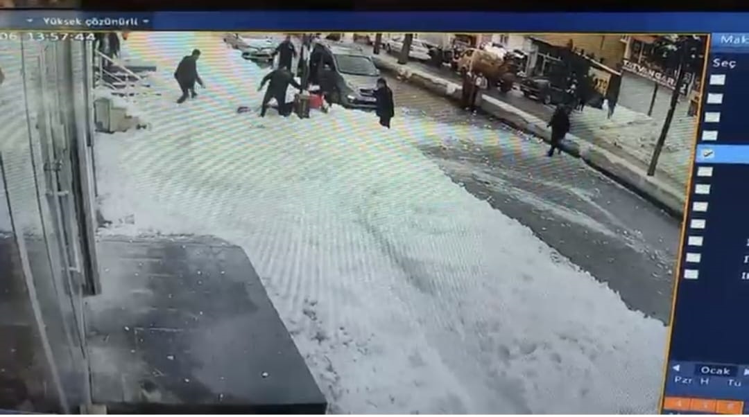 Bitlis’in Tatvan ilçesinde bir binanın çatısından düşen kar kütlesinin altında