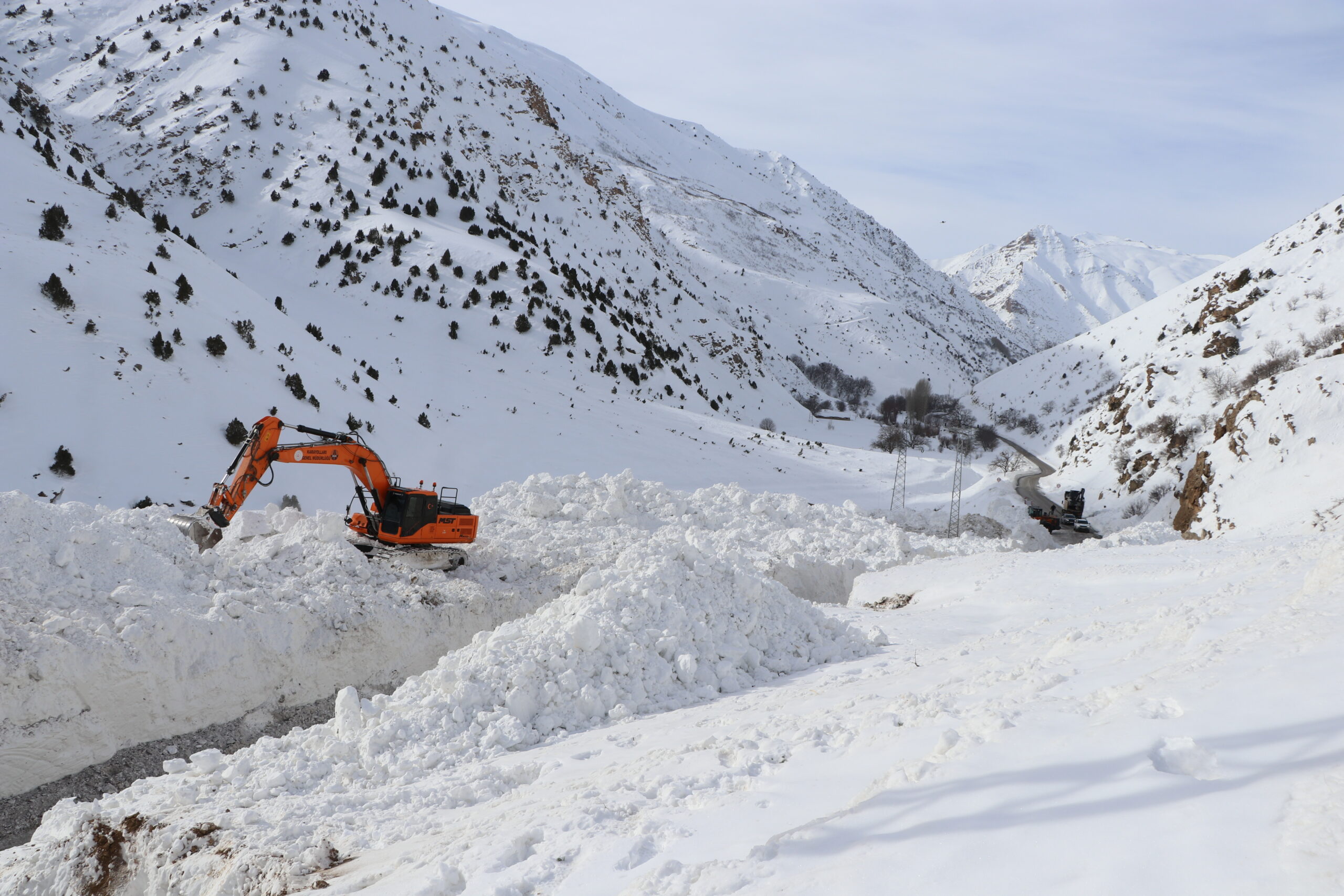 Van’da çığ düşmesi sonucu 6 gündür kapalı olan Van-Çatak kara