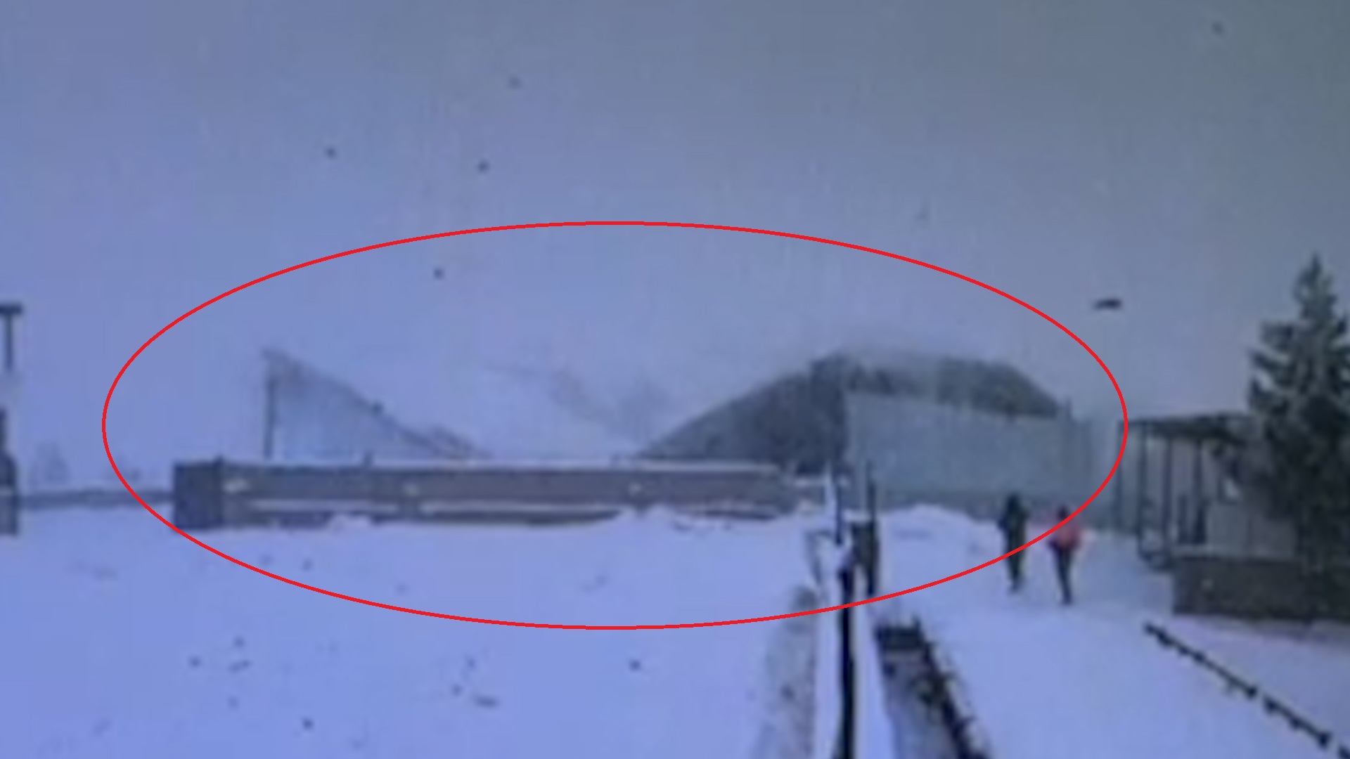 Yoğun Kar Yağışına Dayanamayan Çırçır Fabrikaları ve Bir Ahırın Çatısı