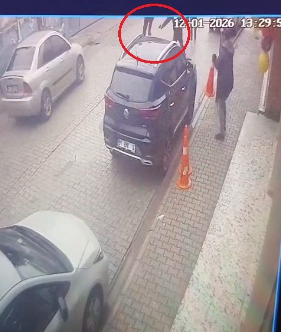 Adana’nın Seyhan ilçesinde bir ilkokul öğretmeni, eski öğrencisinin babası tarafından